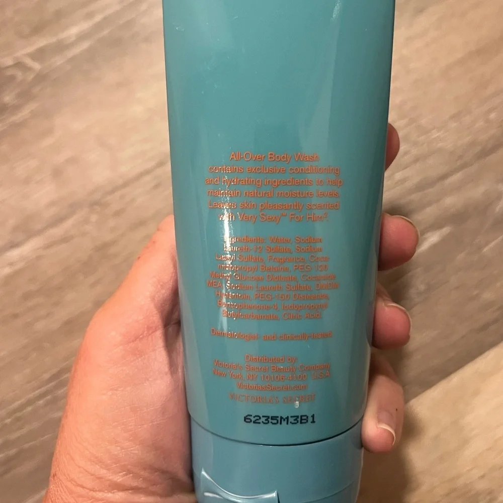 Victoria’s Secret Very sexy for him‎ 2 body wash